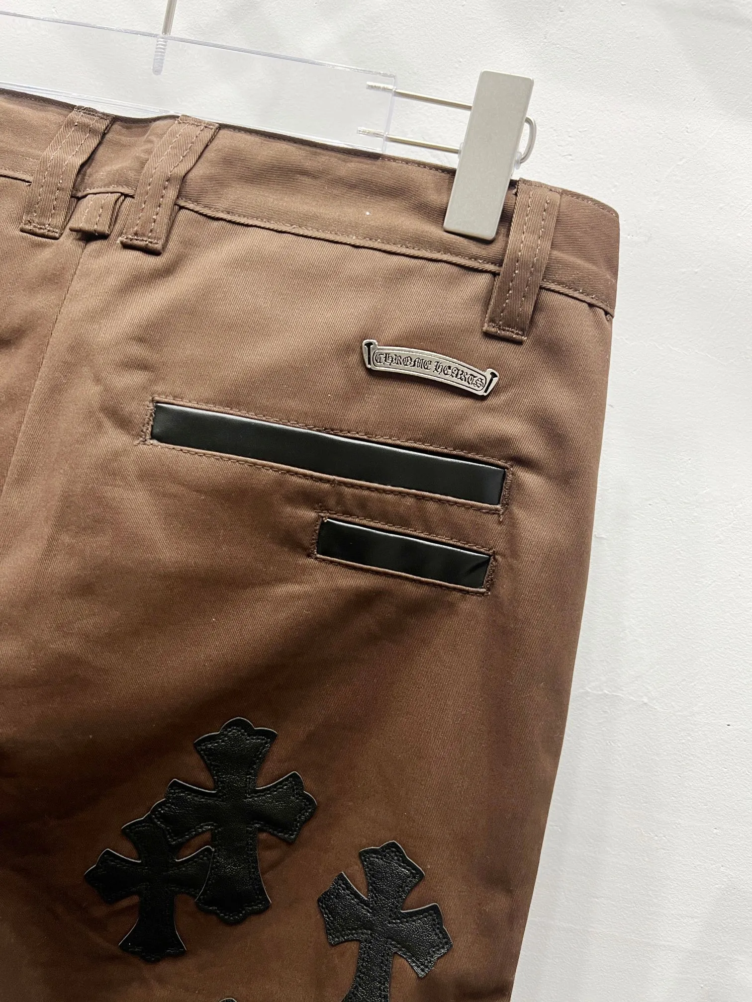 P260 Style No.: (c046) ChromeHearts & ChromeHearts brown casual pants and jeans, original hardware accessories, washed and other hanging tags, QR code analysis is from the original factory, high degree of restoration, you are welcome to compare the products~ Three-dimensional version Loose and comfortable, not picky about the figure, taller and slimmer, factory Seiko, original quality control, same style for men and women, can be matched with couples, versatile recommendation, must-have jeans for all seasons, fashionable people have been disappointed From the quality selection of fabrics, the tailoring of details, and the matching of patterns, everything is impeccable! The upper body is so handsome when worn...it can be easily worn by men, women and children! The craftsmanship is made of heavy-duty washed pure cotton denim fabric. After washing, it is soft and thick and looks very stylish when worn. Size: 28, 30, 32, 34, 36 (S-XXL) Color: Brown